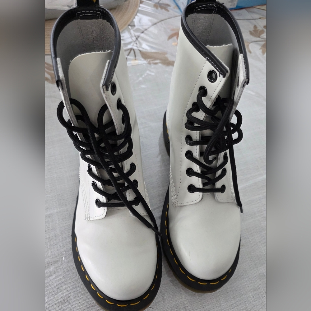 White Lace-Up Boots Dr. Martens Air Wair AW004 Size 7